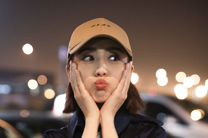 可爱鬼!辣妈佟丽娅嘟嘴卖萌 俏皮甜笑美丽暴击