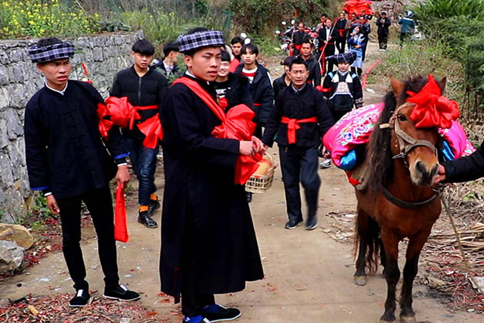 贵州农村布依族结婚新郎穿长袍挂匹红唢呐相伴热闹极了