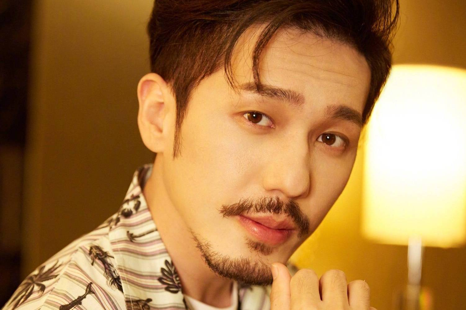 《镇魂》白宇小胡子造型亮相活动  演绎雅痞范成熟型男