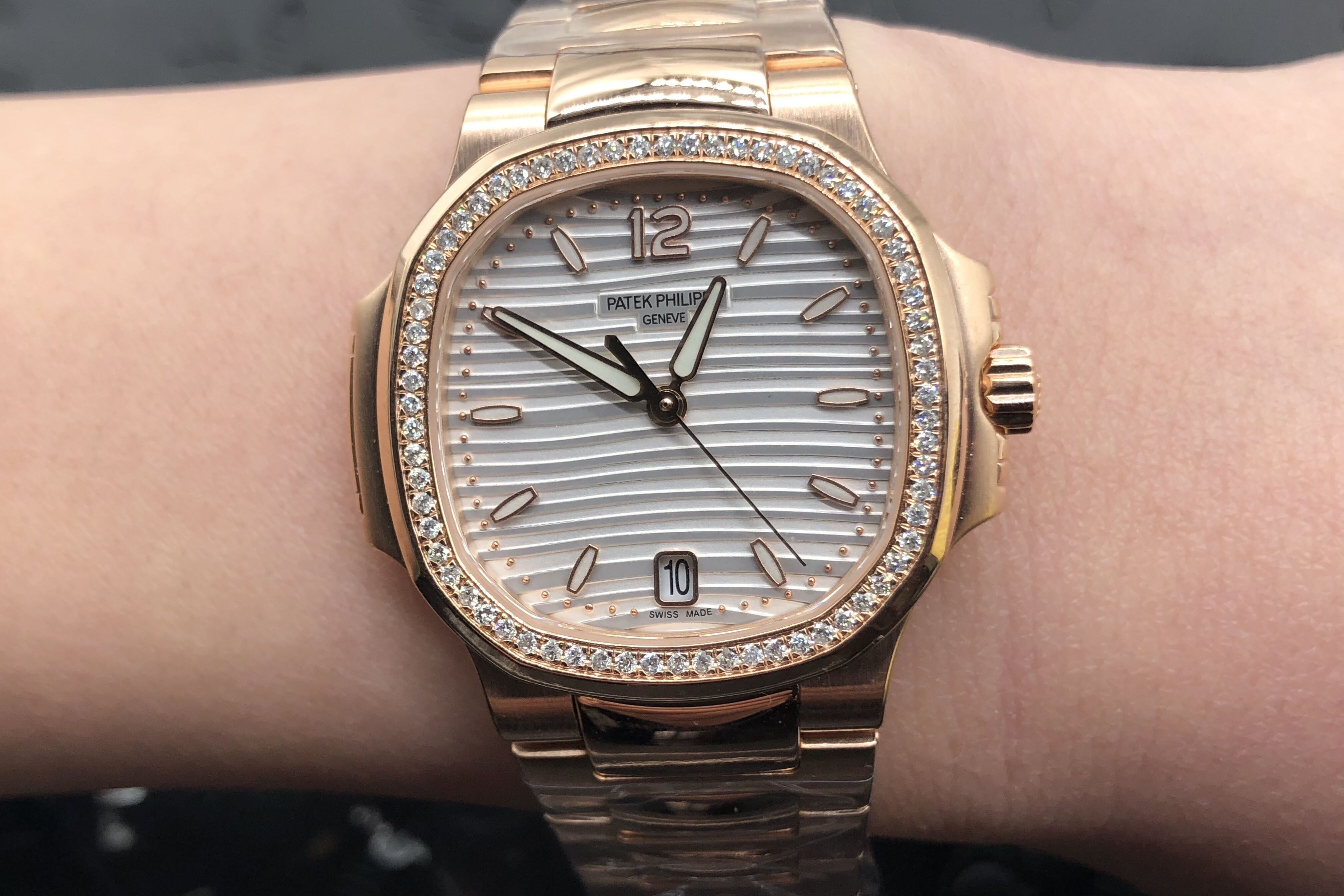 百达翡丽制作了一个限量版腕表,白色表盘搭配表圈镶嵌钻石,其中钻石