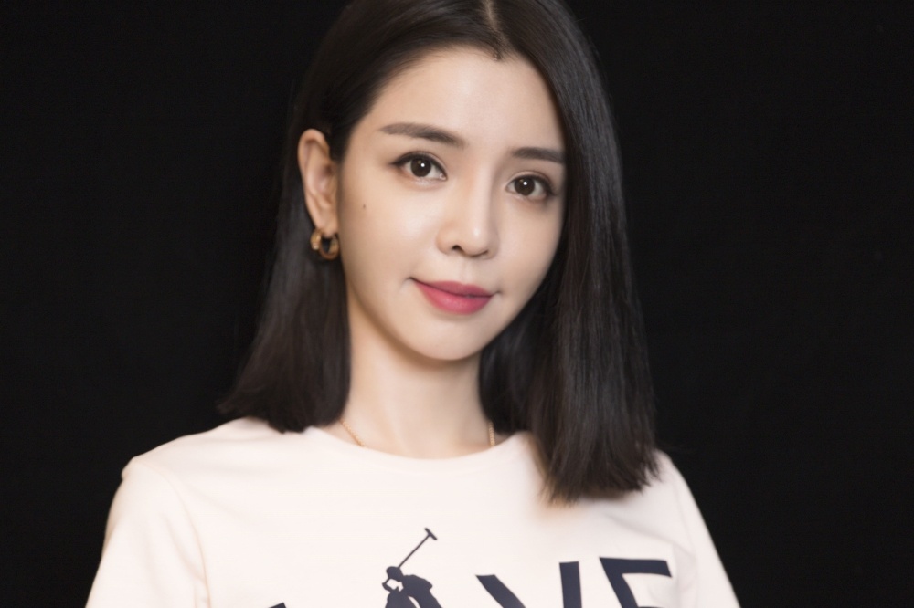 李毓芬穿one piece长裙美翻了   首次短发亮相时尚感开挂