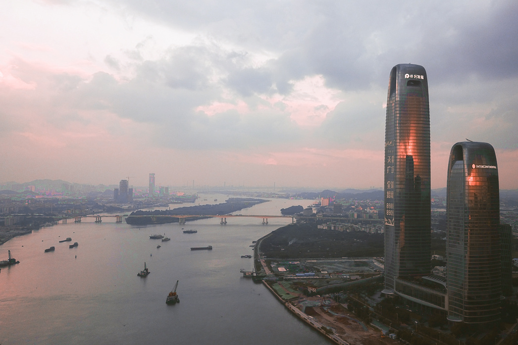 这是华南保利总部大楼楼顶大字安装过程,由西正标识设计,制作,安装.