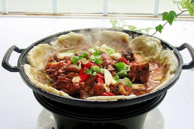 深受各地人们喜爱的l萝卜锅贴鸡出炉啦!