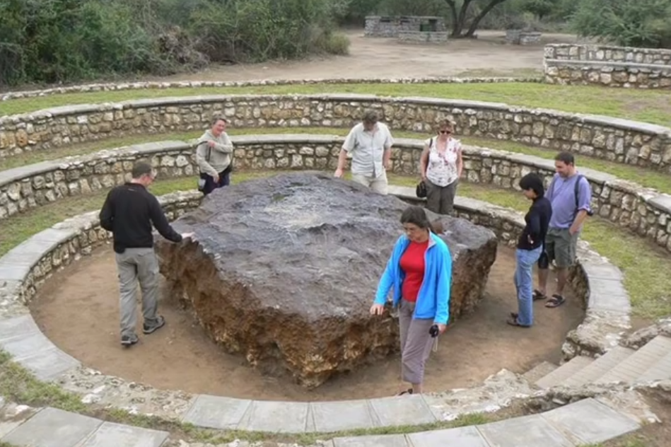 世界上最重的陨石，100年前被发现，重达60吨却被游客毁坏严重！_霍巴
