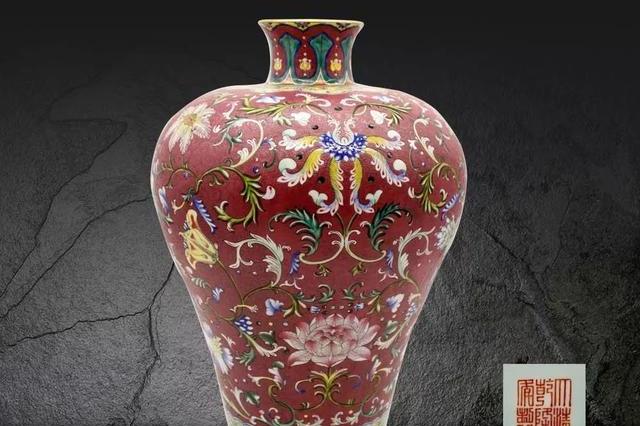 精品拍卖：大清乾隆粉彩轧道锦上添花花卉纹赏瓶_the
