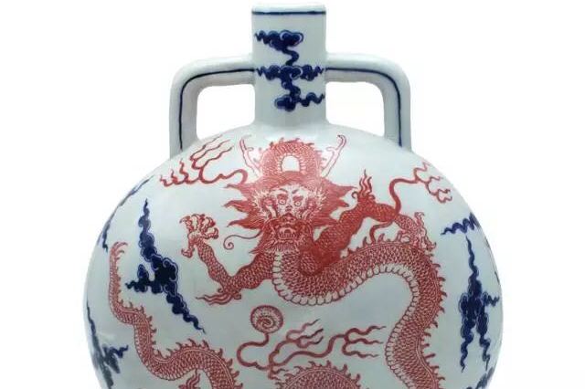 中国瓷器的时代宠儿--青花釉里红海水云龙纹抱月瓶_乾隆