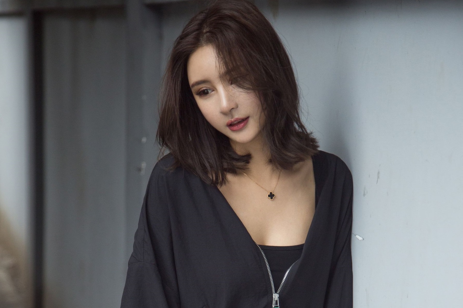 时尚美女夹克衫包臀裙秀美腿, 美丽火辣不怕冷, 胸围丰满美腿很性感