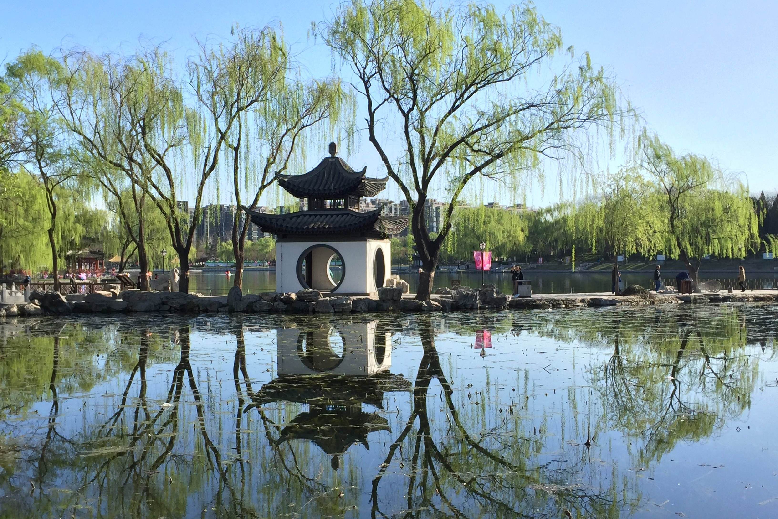 碧波荡漾 蓝天白云 近距离感受北京陶然亭公园 风景和人文历史