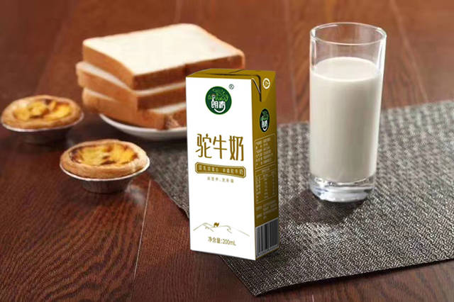 第一,从产品原料看:纯奶只是以一种乳为原料,通过