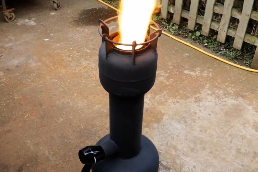 老外用废旧煤气罐做火箭炉能炒菜还能熔化金属太震撼了