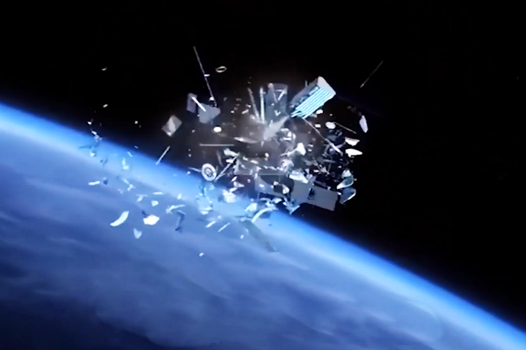36万公里外太空美国重型卫星突然解体上千碎片天女散花