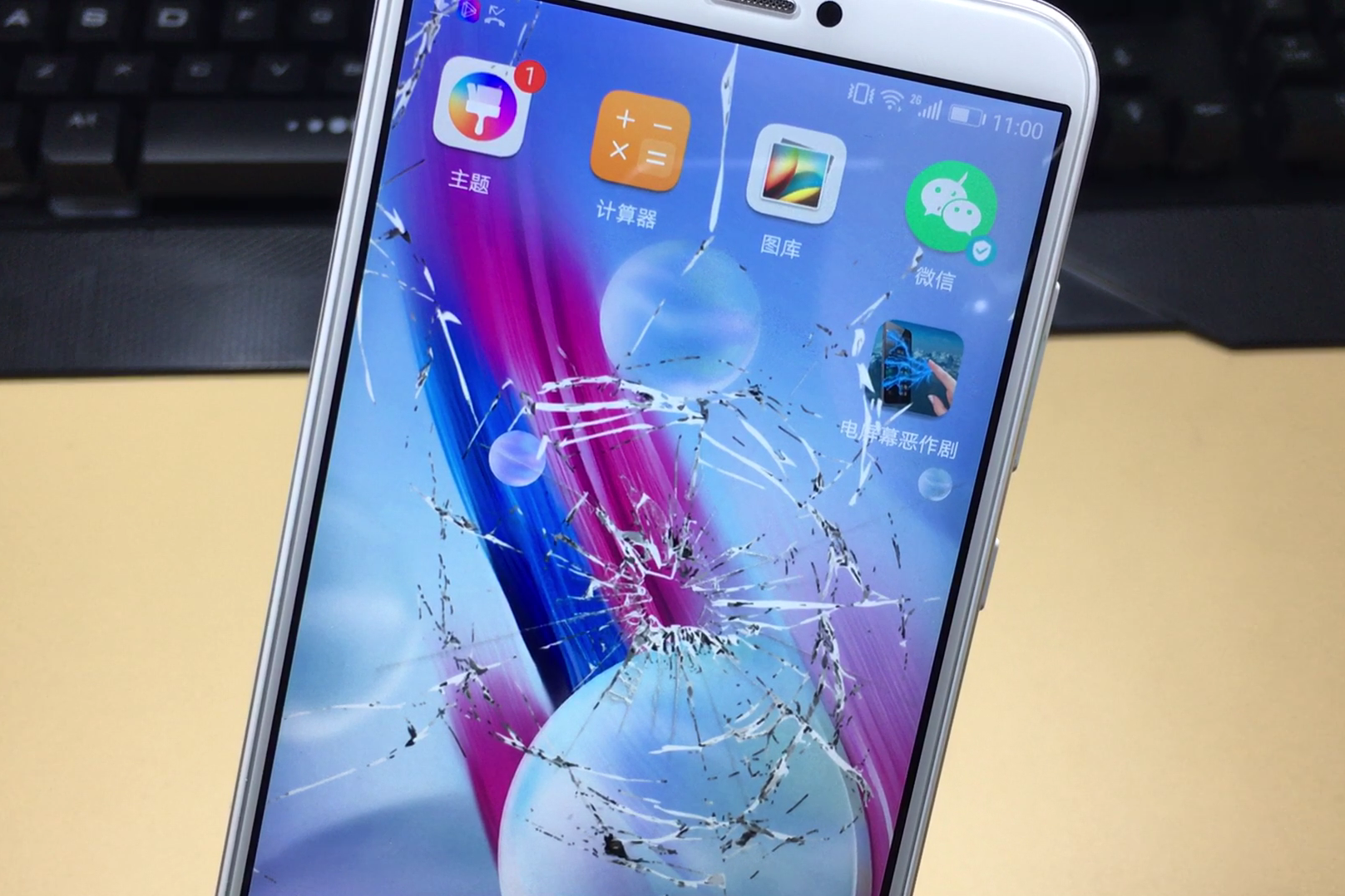 碰一下就玻璃碎的碎屏的手机壁纸,效果超逼真