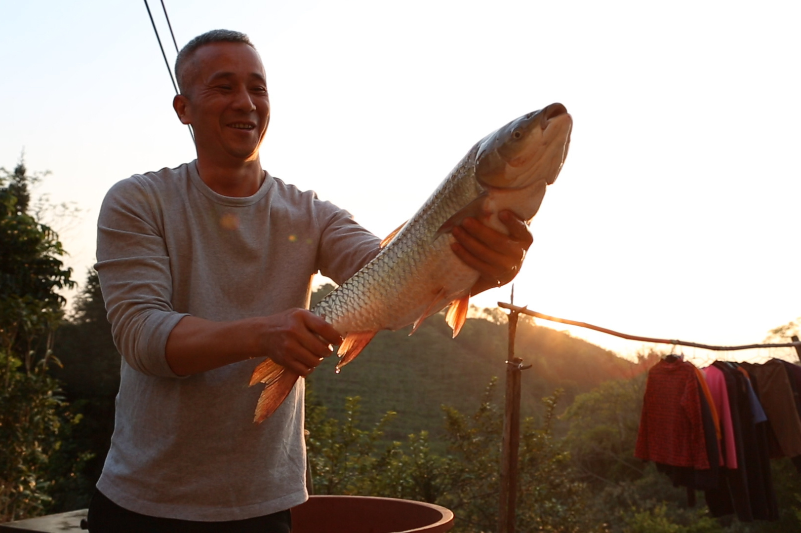 在广东阳春有一道非常著名的美食,圭岗氹仔鱼依靠活流山泉水长大_手机