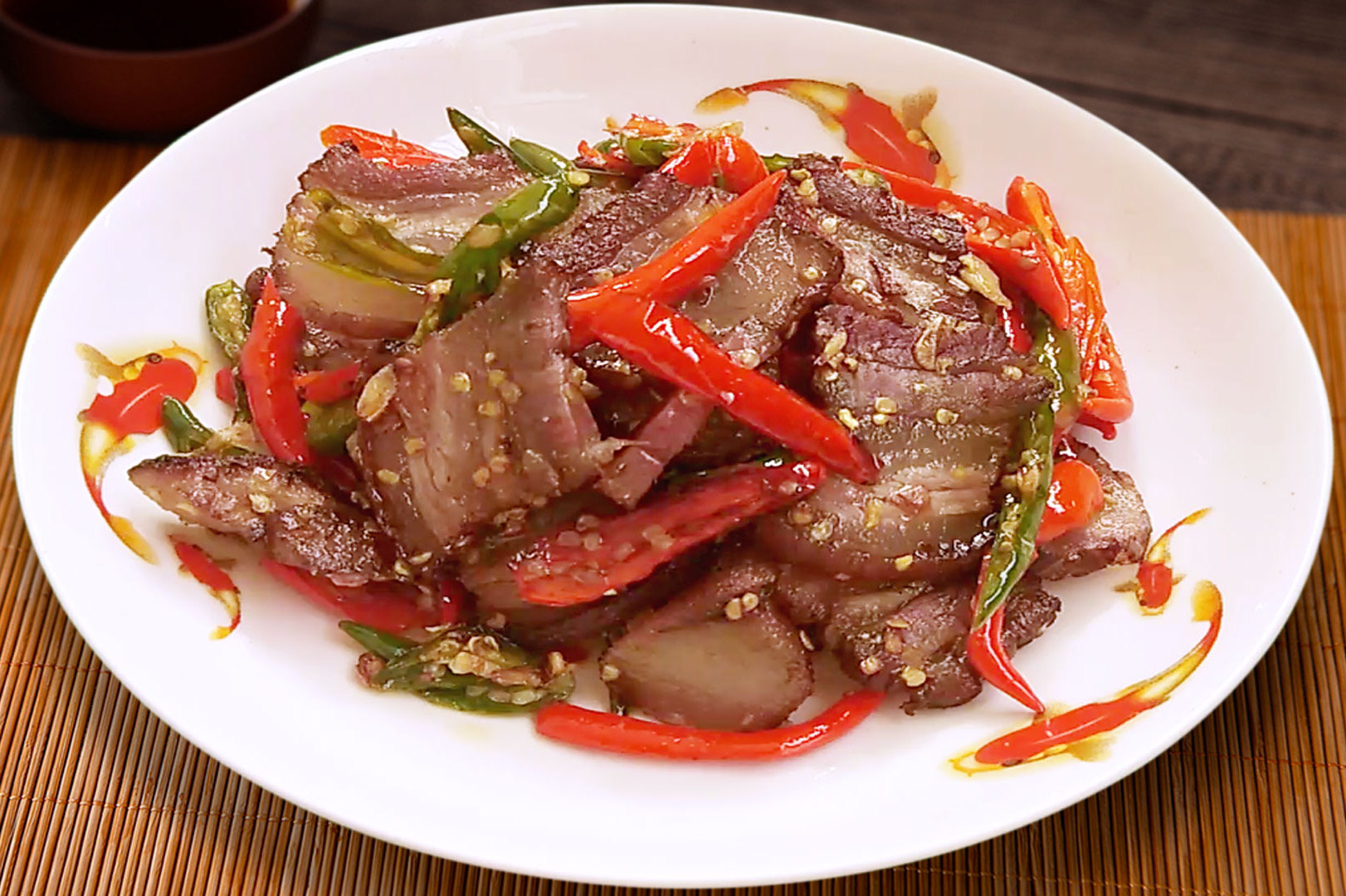 秘制回锅腊肉,这样吃也美味,一人吃一大盘,真解馋