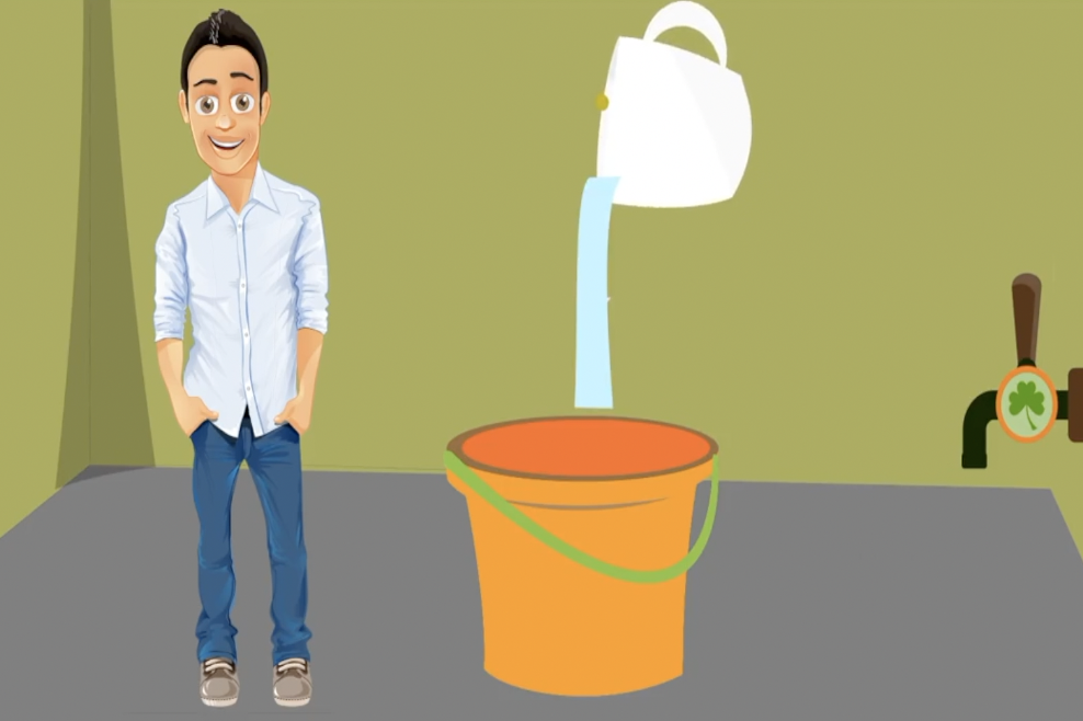 脑力测试用水杯往水桶里倒水怎么最后水桶里的水越来越少了