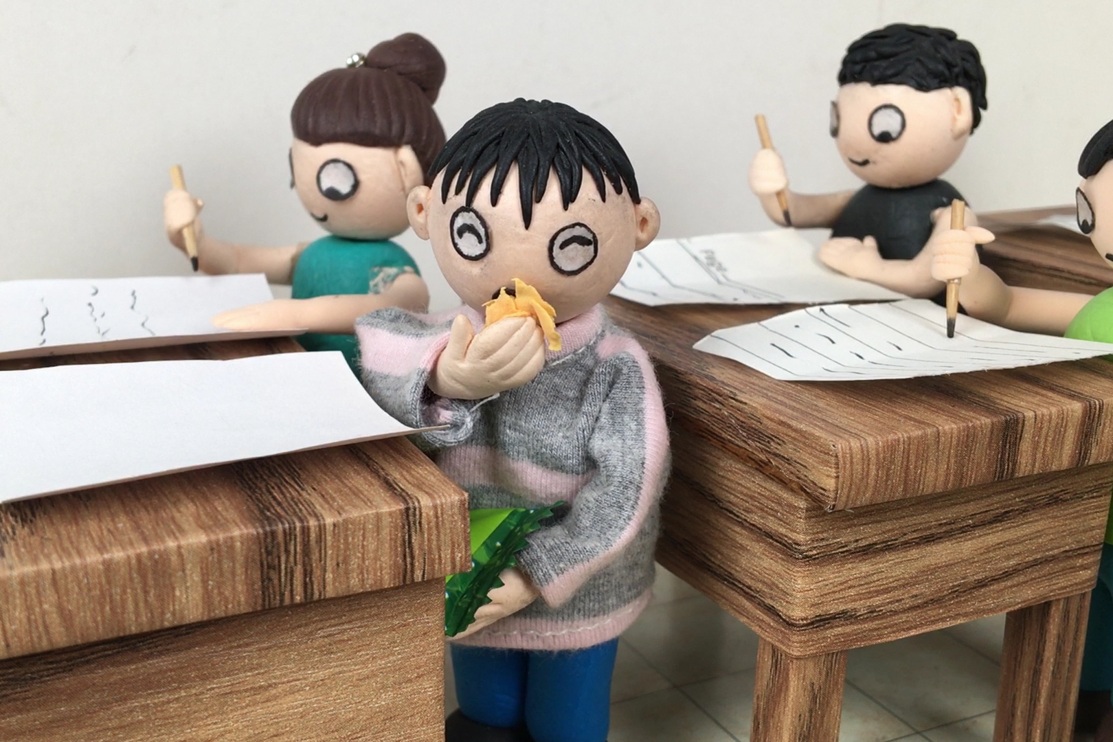 搞笑剧臭蛋穿上隐身衣在课堂吃零食被发现坑娃的爹呀