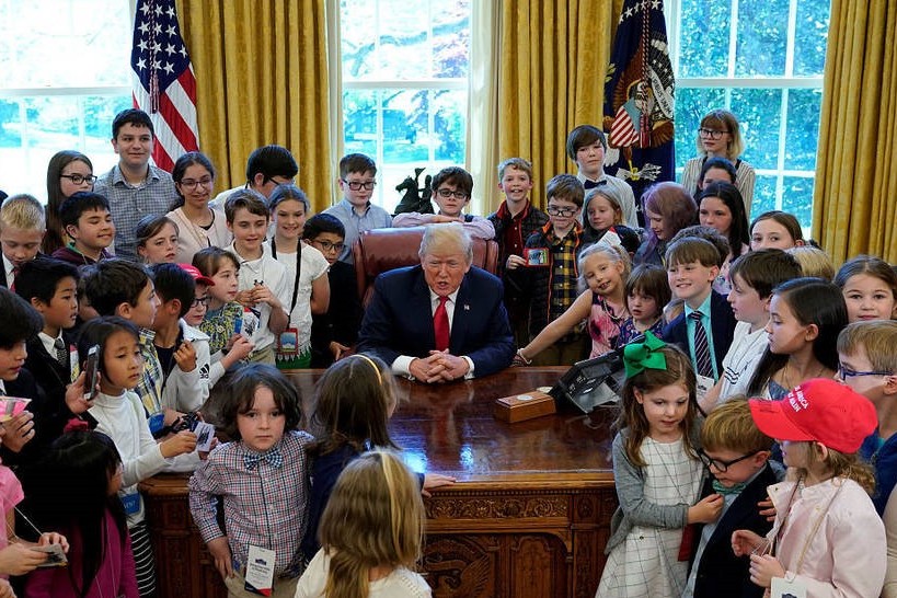 白宫举办带孩子上班日 特朗普被包围