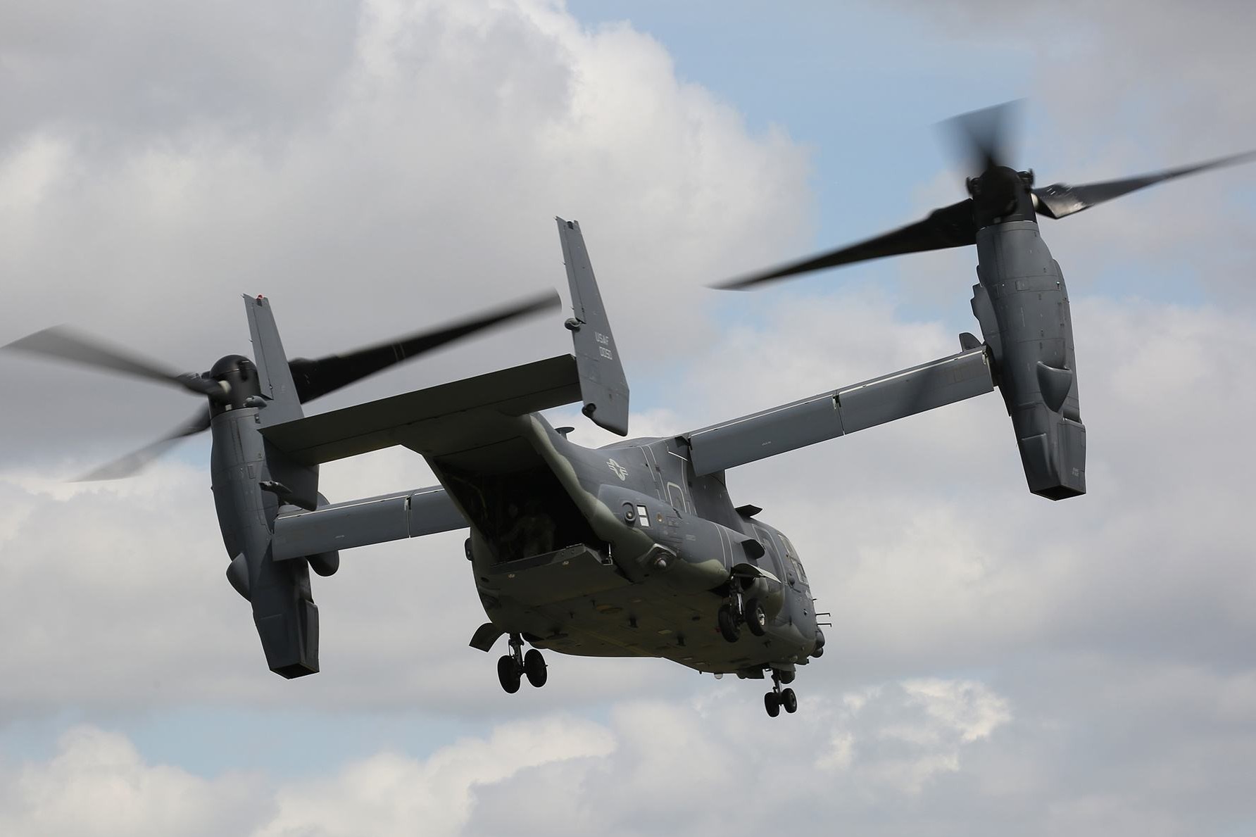 被网友称为变形金刚的作战飞机美军鱼鹰直升机空中展示飞行技术