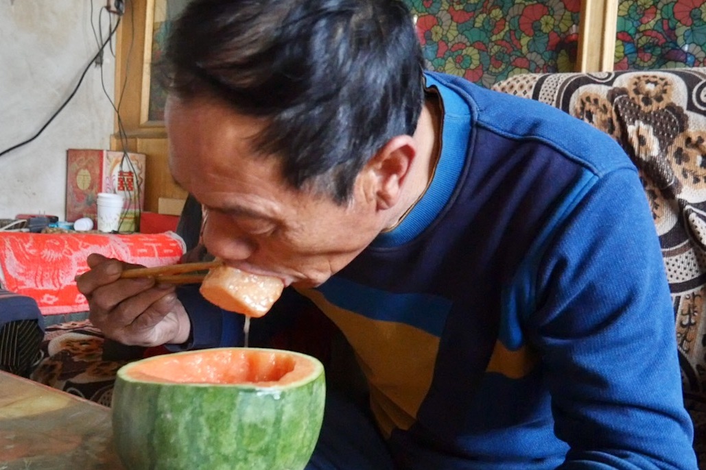 甘肃民勤农村大叔西瓜泡馍当早餐,一口馍馍一口西瓜,吃的真馋人