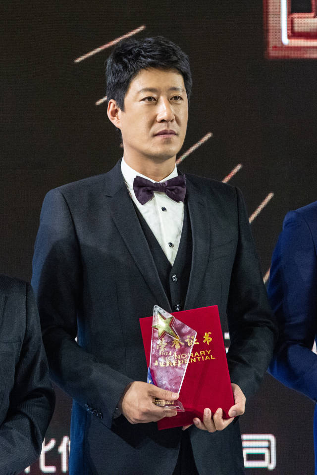 于震低调出席国剧颁奖礼 绅士有型荣获最佳男演员2019-03-11 09:5100