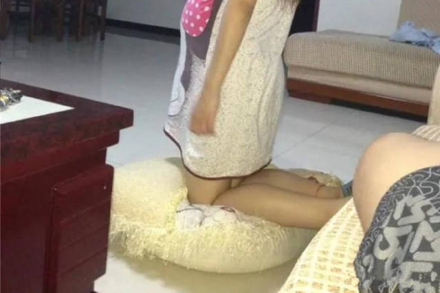 老婆偷看我手机,被我罚跪,看得出来我在家里的地位了吧!