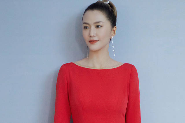 女歌手谭维维红色连衣裙温婉写真