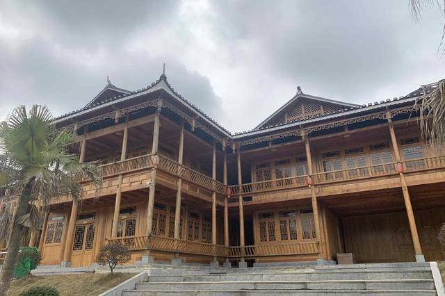 湖南的王女士趁着在过年期间给父母修建了一栋木屋别