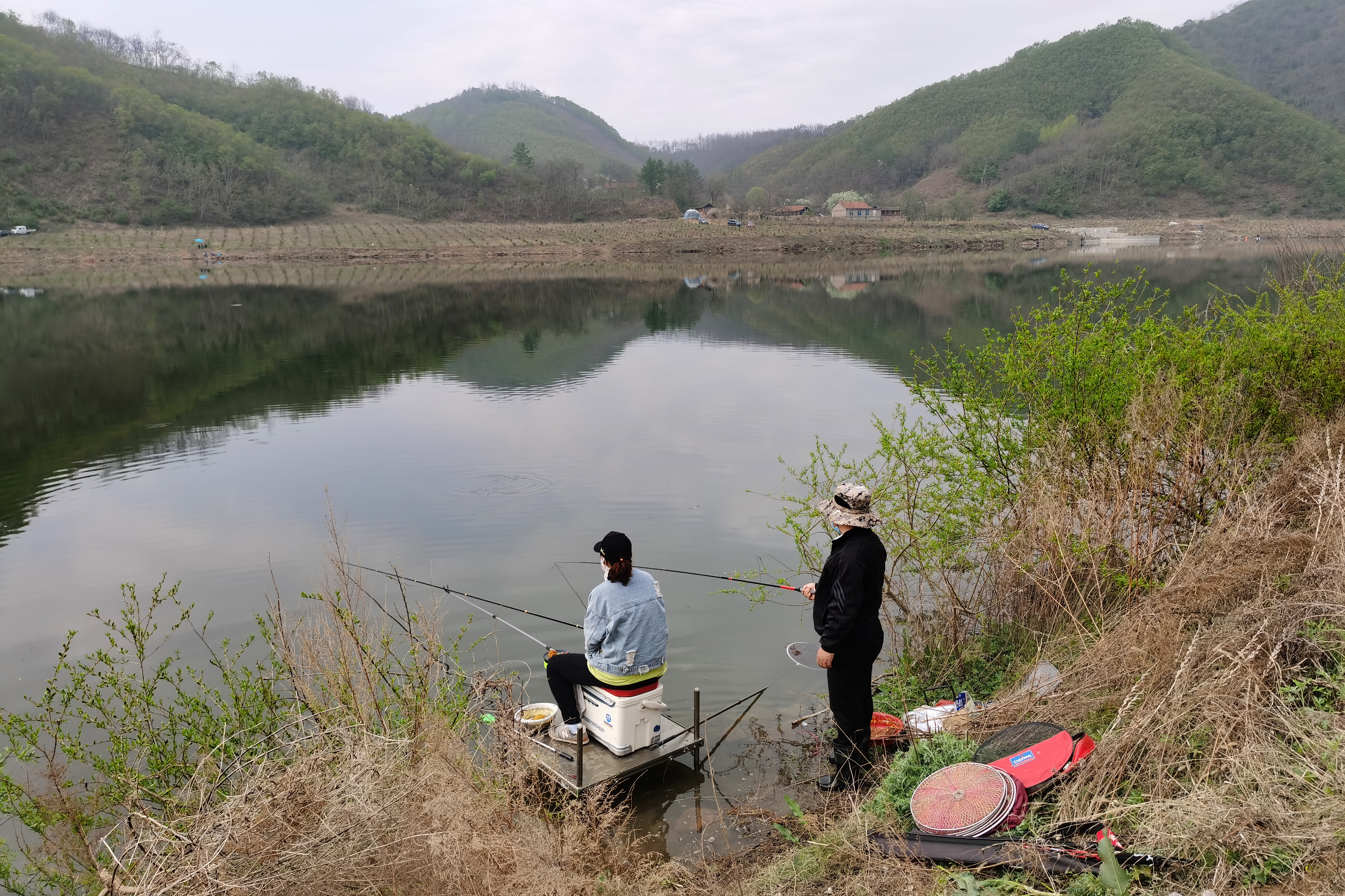 辽宁丹东凤城,叆河风景区新开了垂钓场,放鱼啦!