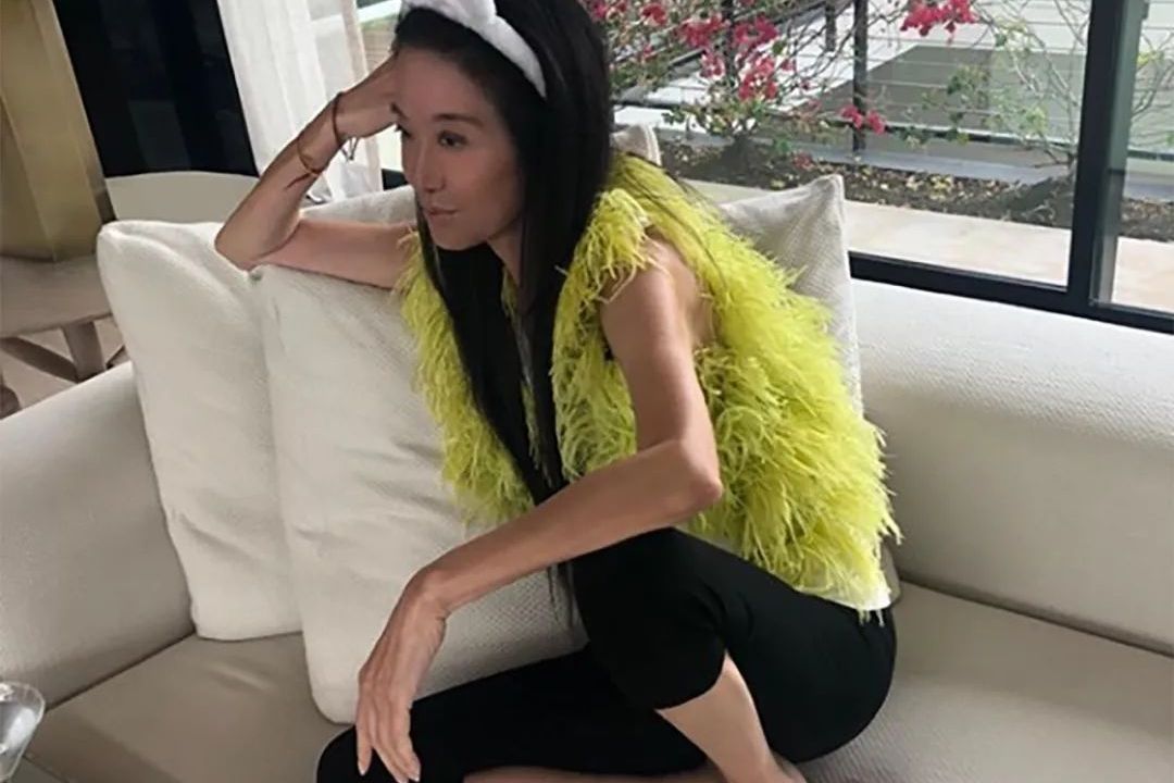 原创 70岁婚纱王后王薇薇魅力大,穿运动鞋戴白头纱,有中国血统气质好
