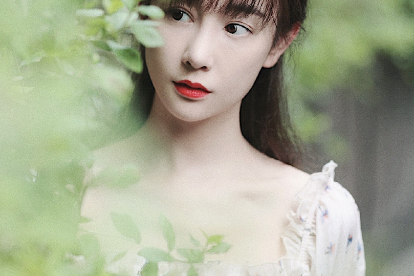 原创 张檬晒男友视角美照,穿吊带秀凹凸感身材,31岁变回自然脸