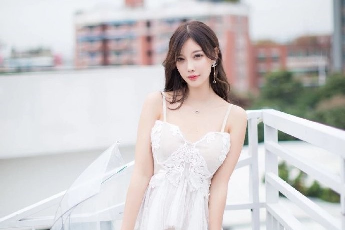 衣服款式也越来越多,不仅局限于普通的                    的半透