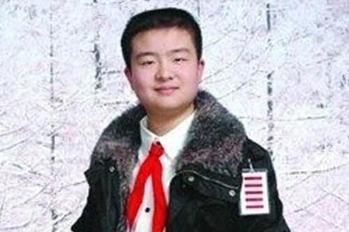 还记得当年的“五道杠少年”吗?后来成绩一般,读了民办大学_时候