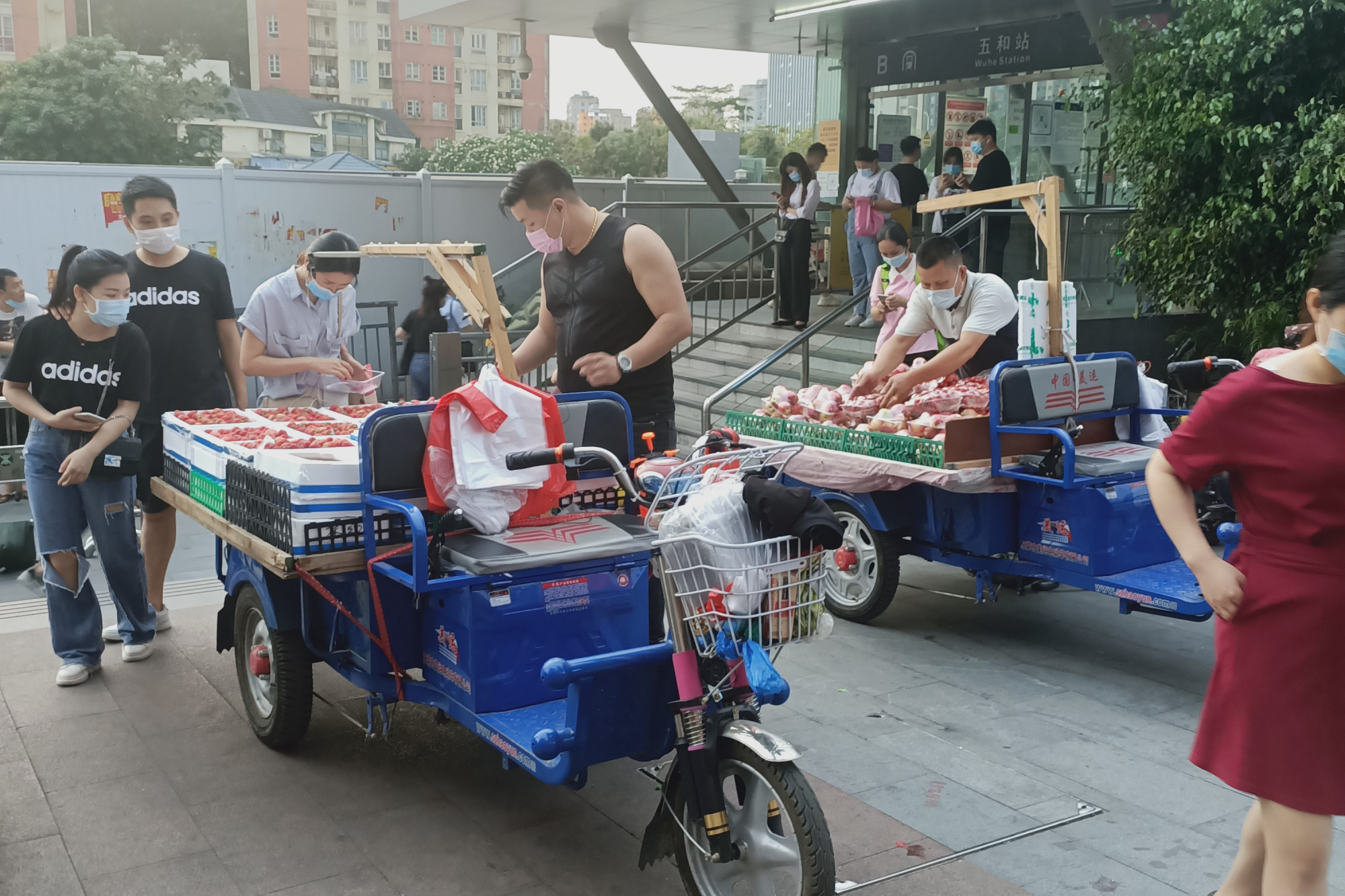 原创 实拍五和地铁站摆地摊,商贩都是开三轮车,城管:开三轮车溜得快