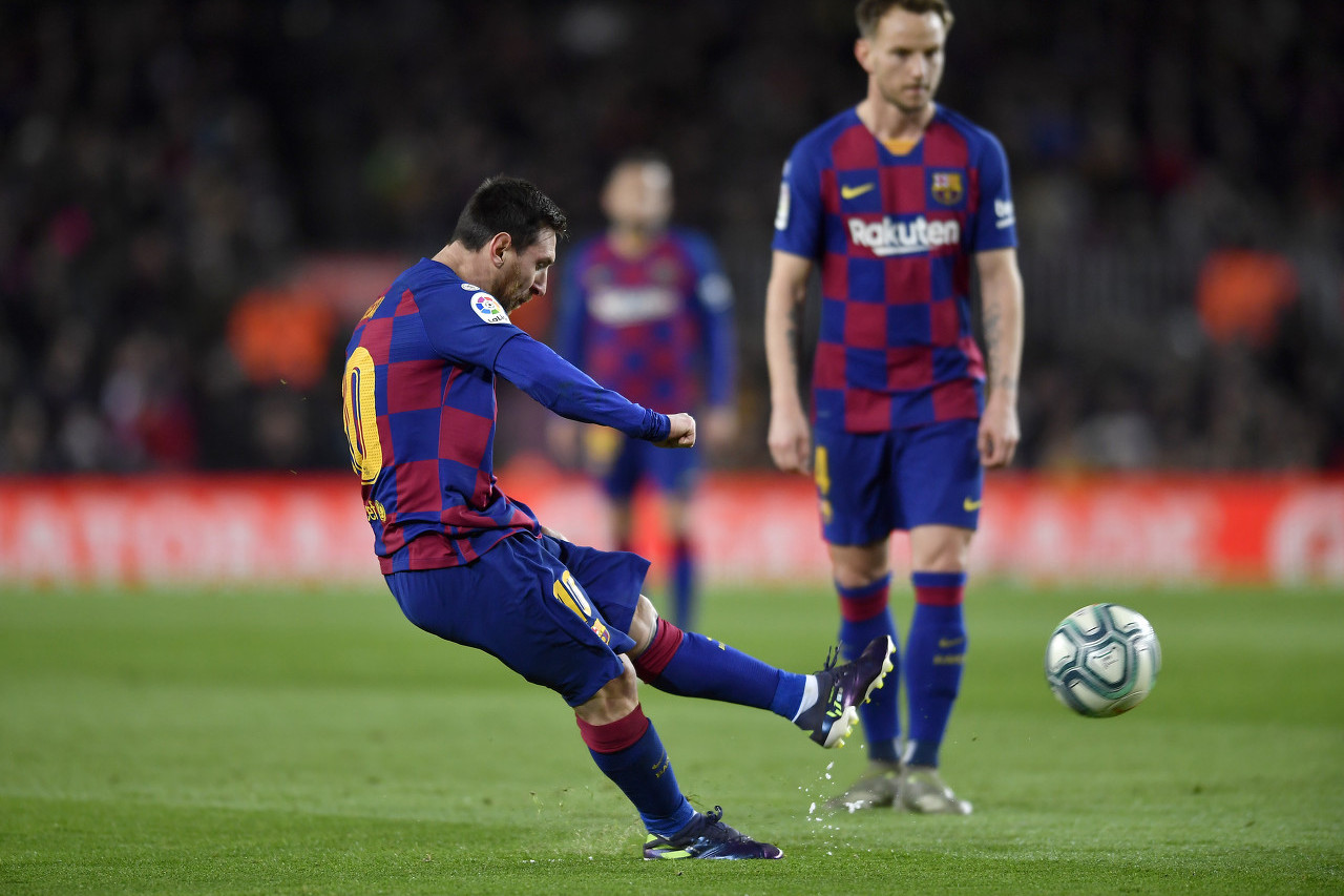 原创 专家解读梅西任意球绝技:踢球时身体极度弯曲,常人根本干不了