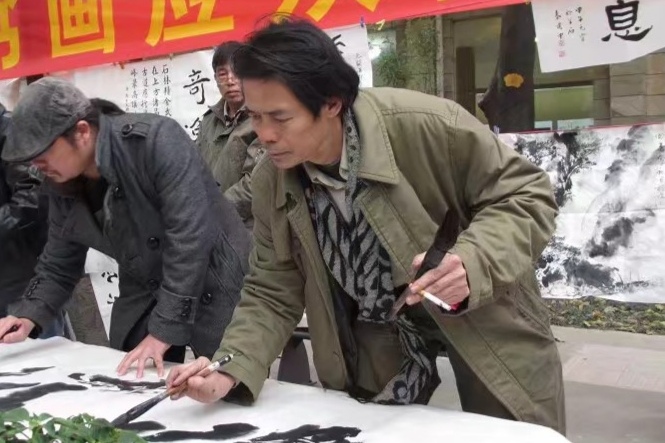 岭南画派山水画家梁志兴创作《深山采药》致敬抗疫岐黄英雄