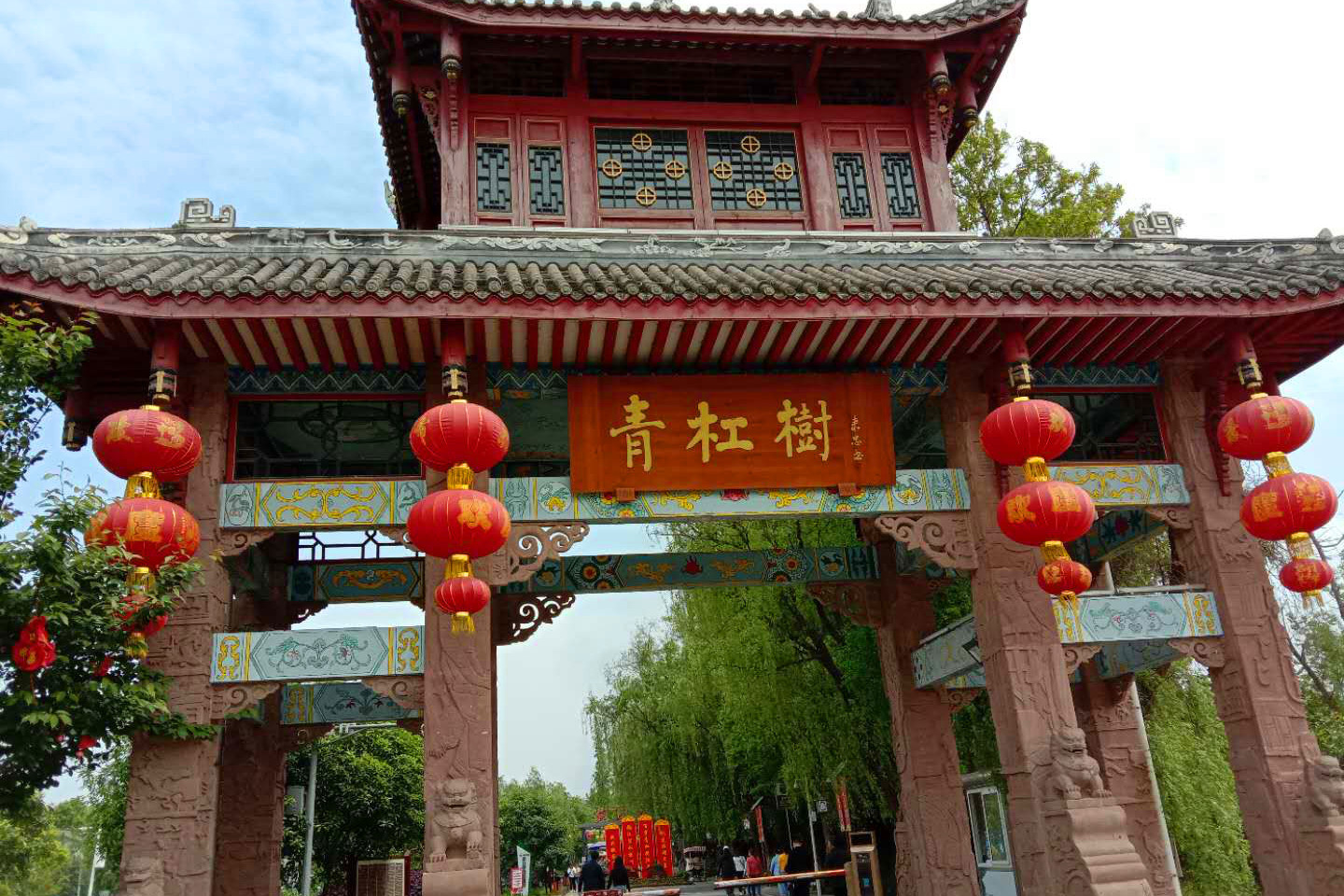 探访中国十大最美乡村——青杠树村_游客