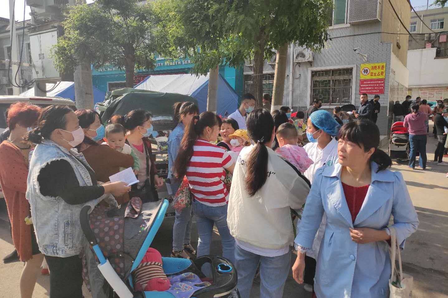 在西安长安遇到一群小宝宝,太阳底下排队打针,希望他们不要中暑
