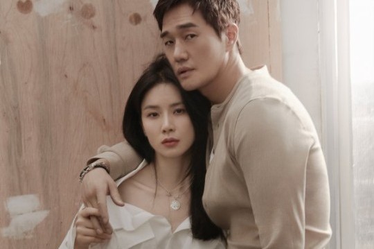 tvn《花样年华》主演刘志太李宝英携手拍杂志写真