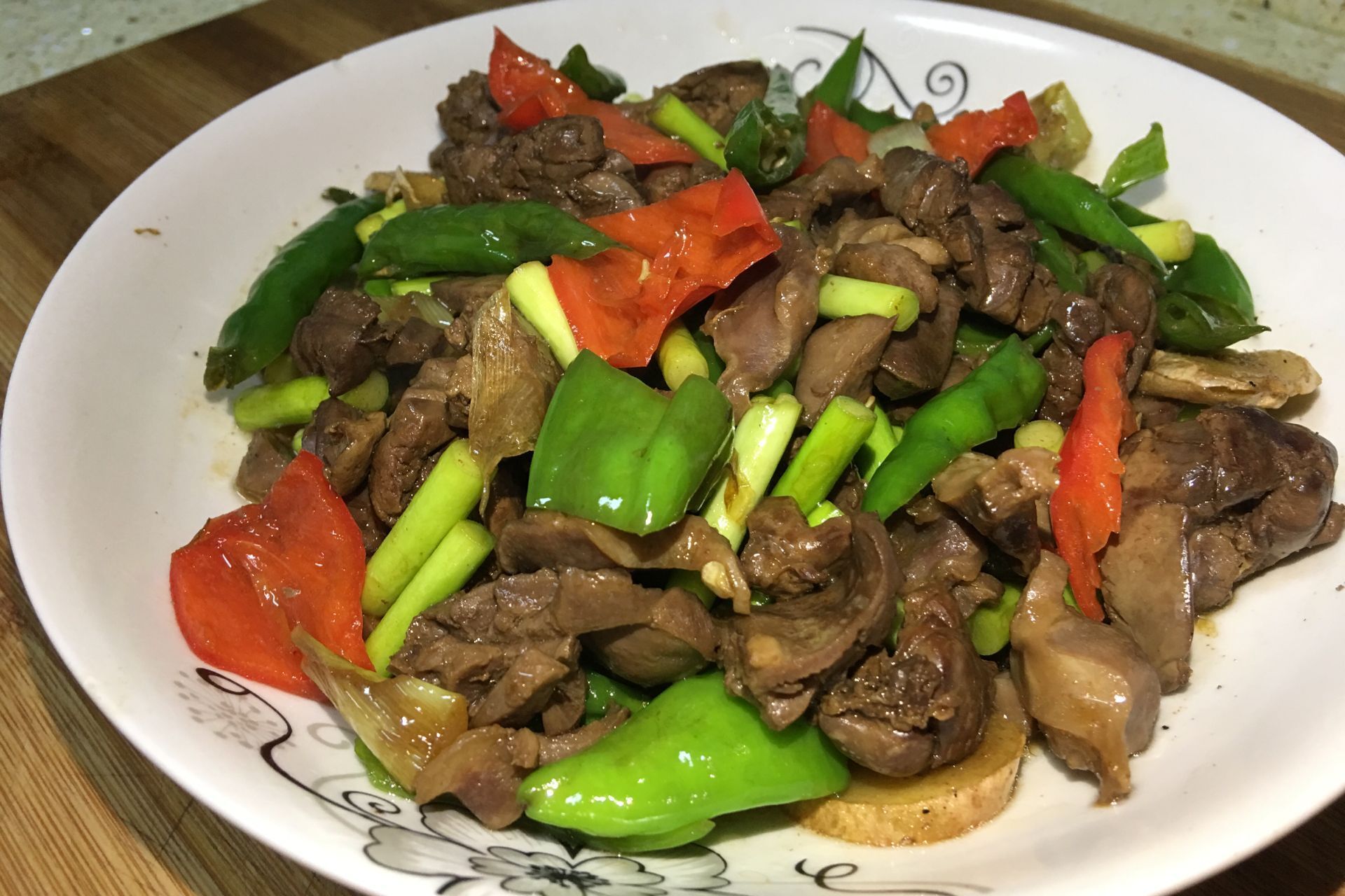 小炒鸡杂的怎么炒才好吃配点蒜台和辣椒香辣过瘾越吃越香