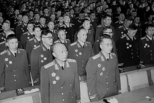 授衔往事：上将只有三颗星，为何他俩却成我军仅有的五星上将？_军衔