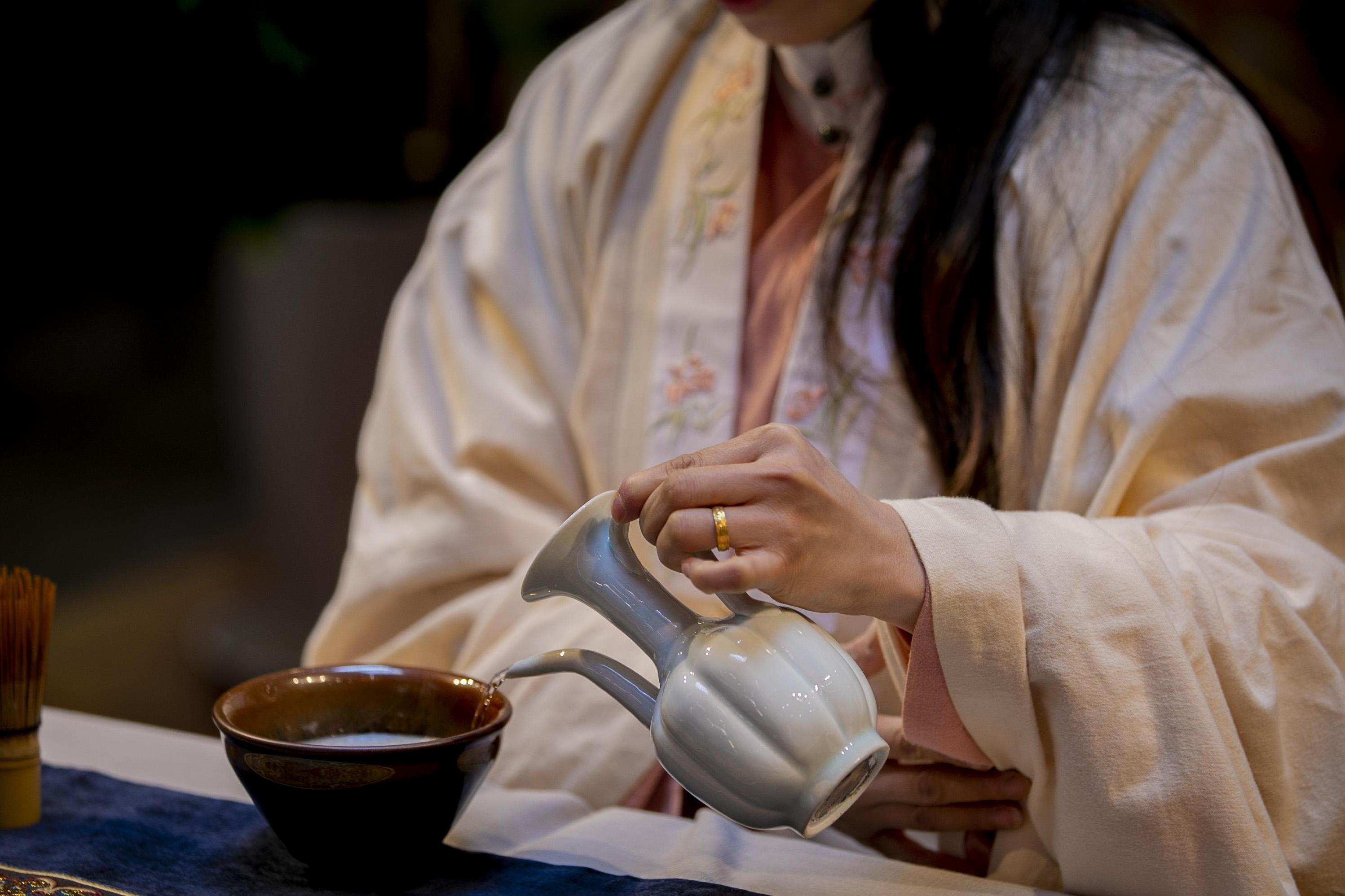 宋时期的南方茶叶产量高,北宋的建州一年就生产茶叶三百万斤,从皇帝到