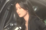 乔欣拍广告烟熏大红唇 走酷飒风！