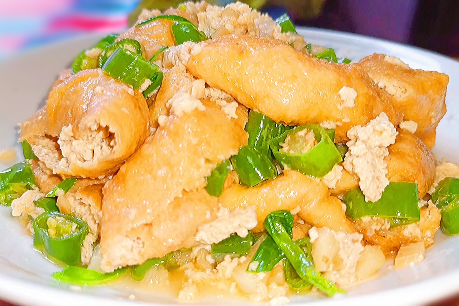 青椒油豆腐这样子做,不需要太多调料,吃起来美味又下饭