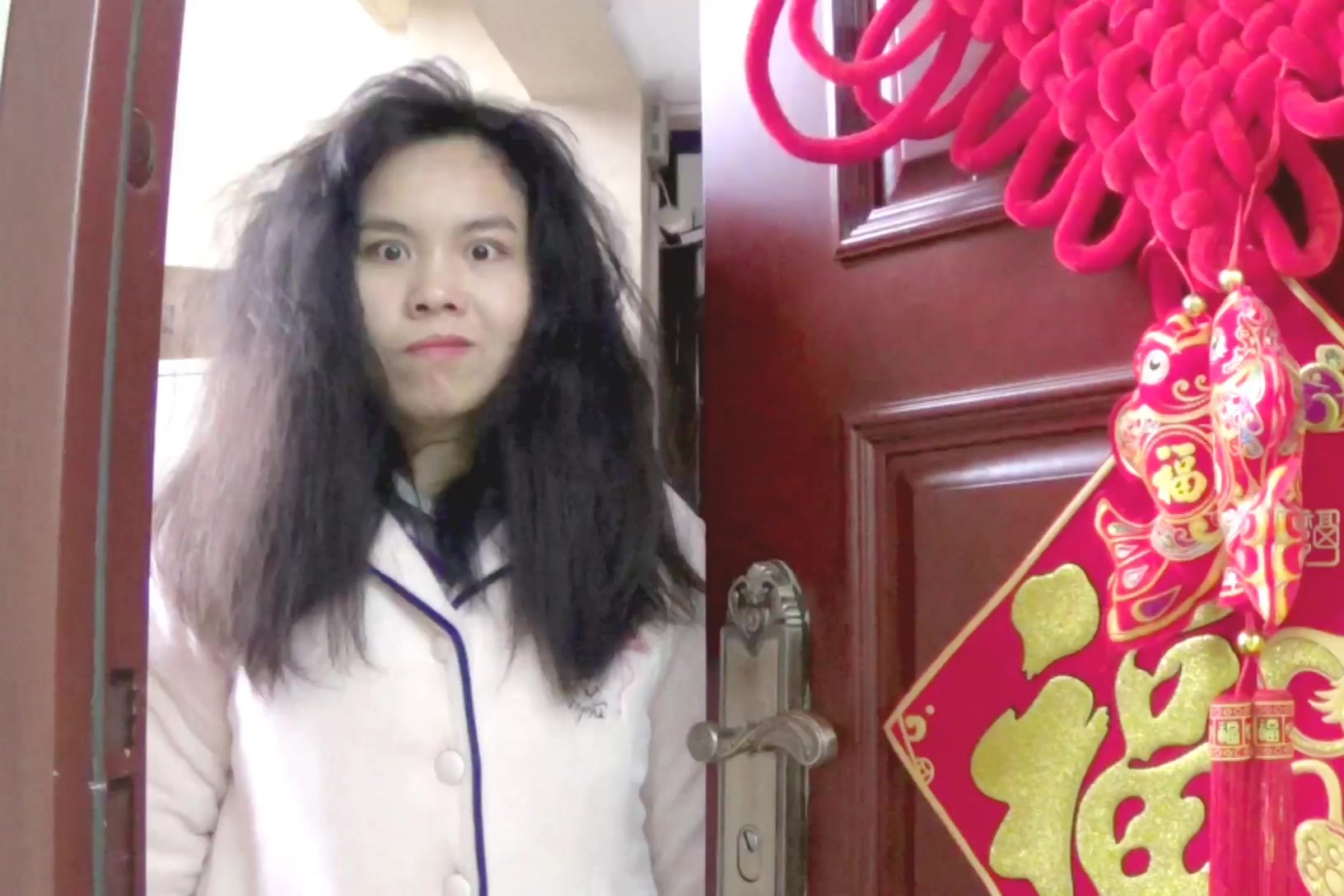 当妈妈自己开门回家时