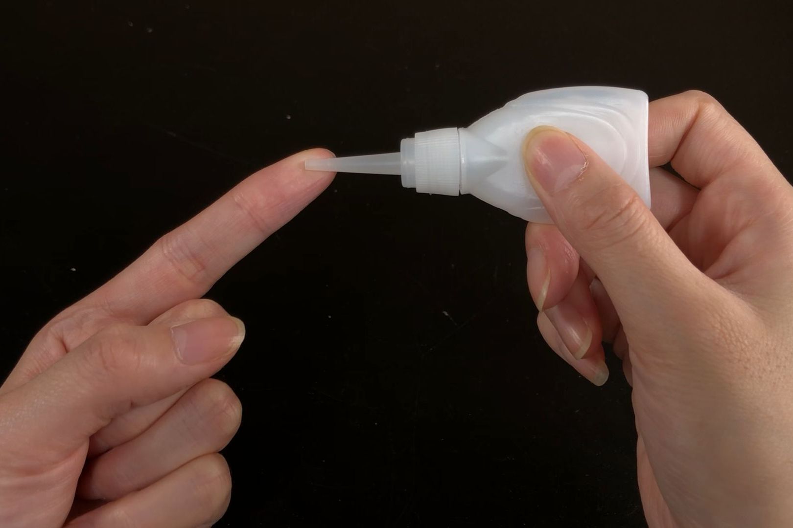 手指被502胶水粘住别急教你一招搓几下胶水自动融化简单