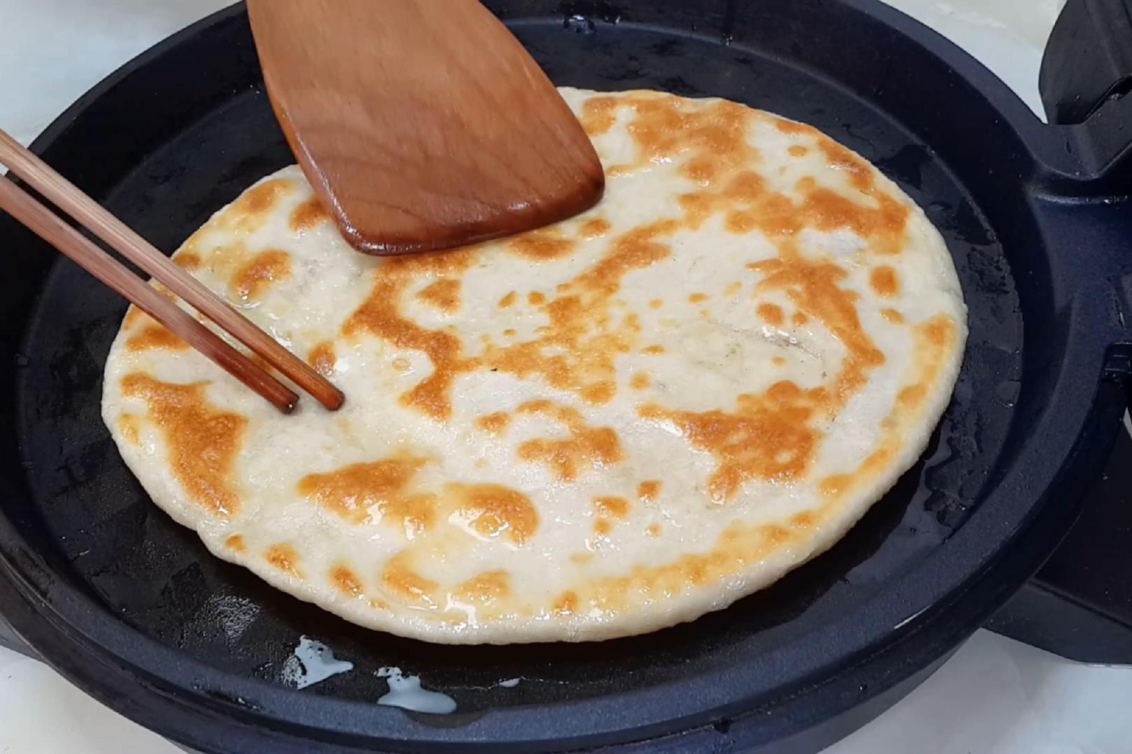 自制家常烙饼的做法,冰箱里一放,比手抓饼还好吃,真的太简单了