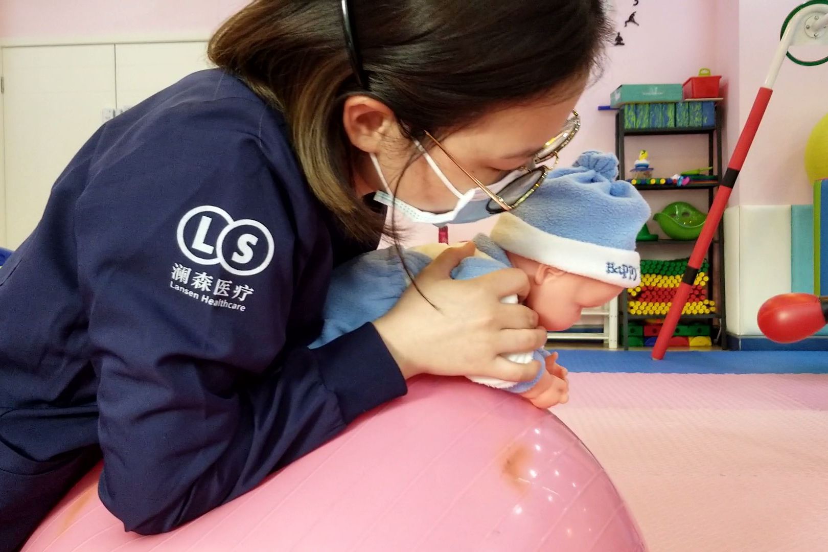抬头俯卧位抬头训练