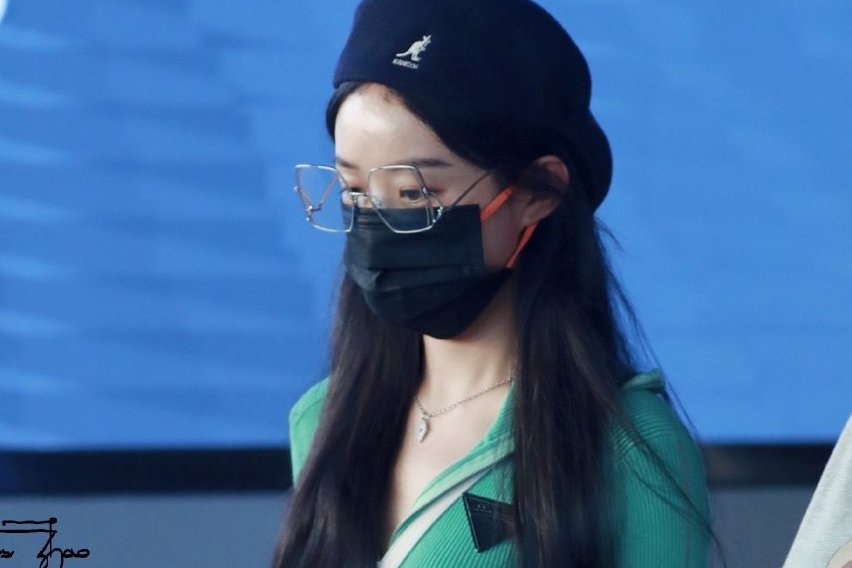 赵丽颖现身机场清爽可爱 绿T搭白裤简约利落