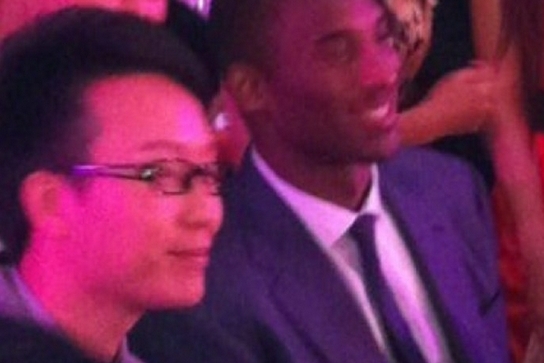 李玉刚晒同框照为科比庆生：祝生日快乐 有缘再见