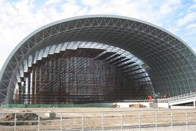 网架结构是大型体育场馆,工业厂房,干煤棚等建筑常用的屋盖形式